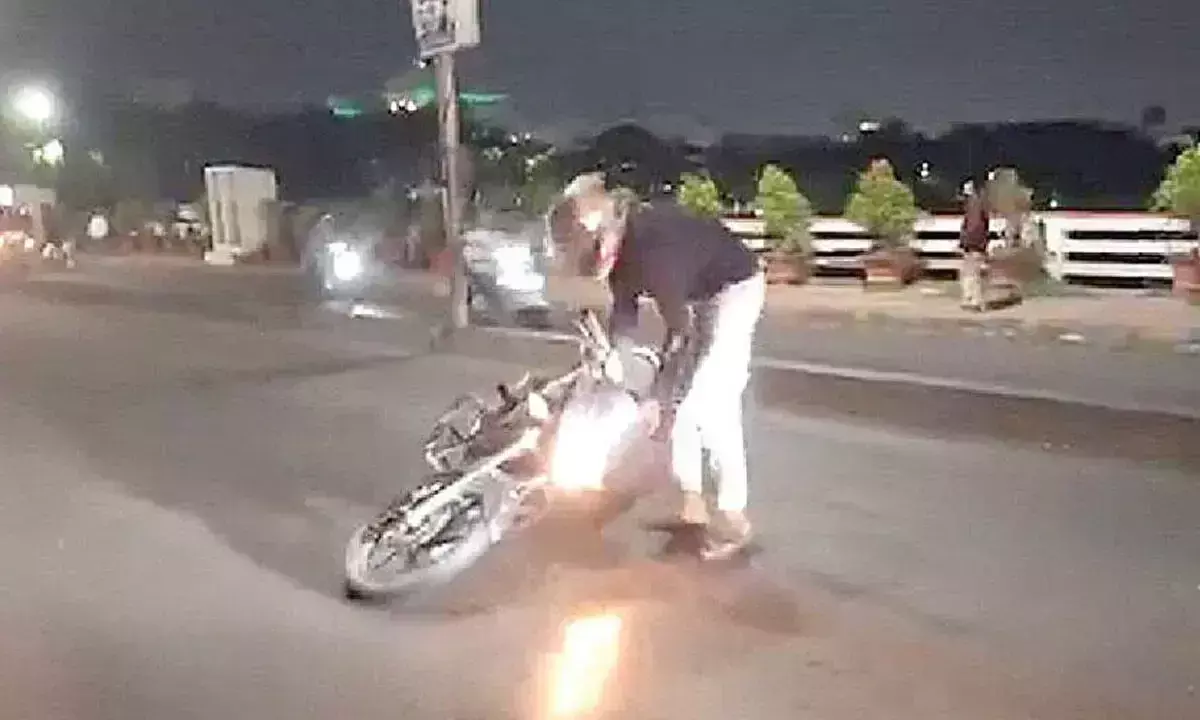 Telangana: फिसलन भरी सड़क यात्रियों के लिए मौत का जाल बनती जा रही है