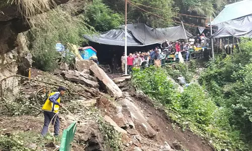 Uttarakhand: यमुनोत्री पैदल मार्ग पर भूस्खलन, 1 घायल, 2 के फंसे होने की आशंका