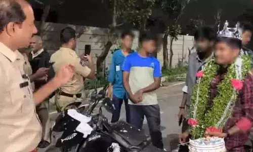 Hyderabad की सड़कों पर आधी रात को जन्मदिन मनाने के दौरान सार्वजनिक उपद्रव का चलन बढ़ रहा Hyderabad की सड़कों पर आधी रात को जन्मदिन मनाने के दौरान सार्वजनिक उपद्रव का चलन बढ़ रहा