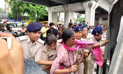 मुजफ्फरपुर रेप कांड को लेकर Jan Suraj नेताओं ने बिहार के स्वास्थ्य मंत्री के आवास का किया घेराव