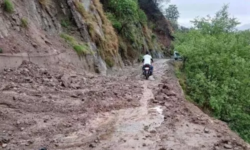 Jammu: माजलता रोड पर बिजली बिछाने के विरोध में स्थानीय लोगों का प्रदर्शन Jammu: माजलता रोड पर बिजली बिछाने के विरोध में स्थानीय लोगों का प्रदर्शन