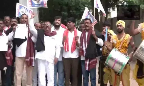 यादवों ने गांधी भवन के सामने भेड़ों के साथ किया प्रदर्शन