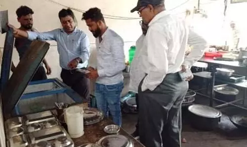 विभिन्न दुकानों में छापामार कर वसूला 11500 रुपए का जुमार्ना