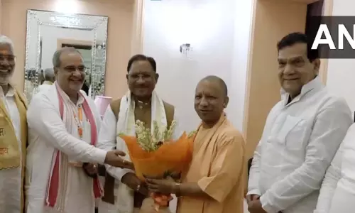 CM योगी ने किया छत्तीसगढ़ और उत्तराखंड के मुख्यमंत्रियों का स्वागत CM योगी ने किया छत्तीसगढ़ और उत्तराखंड के मुख्यमंत्रियों का स्वागत