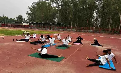 Amritsar: चिकित्सक अनुशासित, संतुलित जीवन के लिए दैनिक योग की वकालत