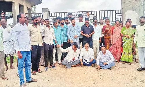 किसानों ने टेक्सटाइल पार्क के सामने किया प्रदर्शन किसानों ने टेक्सटाइल पार्क के सामने किया प्रदर्शन