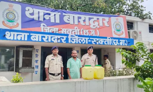 बाराद्वार पुलिस की छापेमारी में महुआ शराब बरामद, आरोपी गिरफ़्तार बाराद्वार पुलिस की छापेमारी में महुआ शराब बरामद, आरोपी गिरफ़्तार