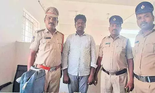 नकली नोट बदलने का प्रयास..आरोपी गिरफ्तार नकली नोट बदलने का प्रयास..आरोपी गिरफ्तार