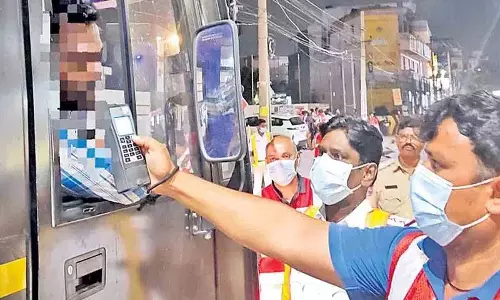 329 लोग शराब पीते पकड़े गए