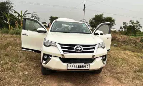 बनूर में SUV में एक ही परिवार के तीन लोग मृत मिले, आत्महत्या का संदेह