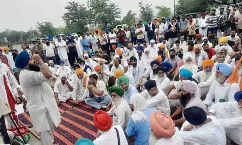 Amritsar: अटारी सीमावर्ती गांवों के निवासियों ने टोल टैक्स में छूट की मांग की Amritsar: अटारी सीमावर्ती गांवों के निवासियों ने टोल टैक्स में छूट की मांग की