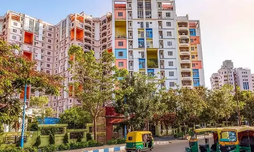 अच्छा घर खरीदने की कोशिश में लोग ठगे जा रहे