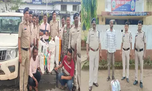 सूरजपुर में दो अलग-अलग जगहों से 84 किलो गांजा बरामद, दो तस्कर गिरफ्तार सूरजपुर में दो अलग-अलग जगहों से 84 किलो गांजा बरामद, दो तस्कर गिरफ्तार