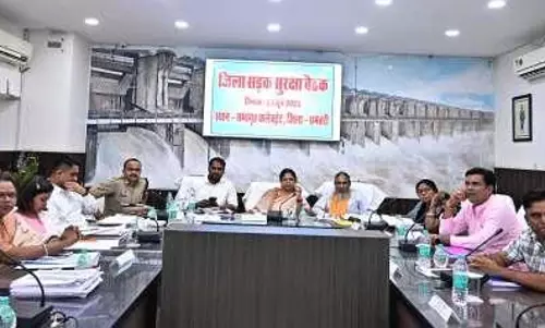 सड़कों पर आवारा घूमने और बैठे रहने वाले मवेशियों को रोकने हो प्रभावी कार्रवाई: सांसद चौधरी सड़कों पर आवारा घूमने और बैठे रहने वाले मवेशियों को रोकने हो प्रभावी कार्रवाई: सांसद चौधरी