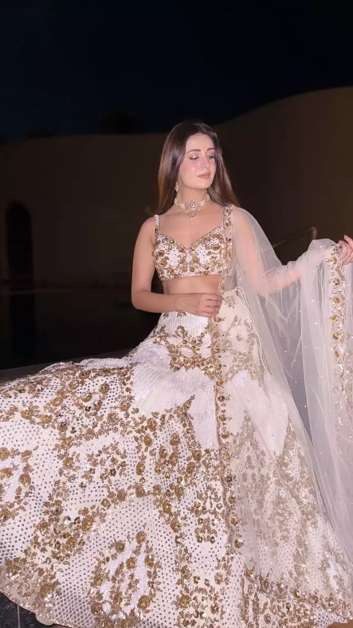 कृतिका डागर का दिखा लहंगा लुक