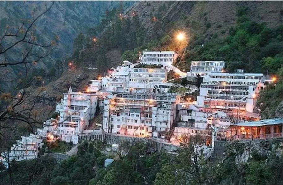 Jammu-Kashmir: माता वैष्णो देवी के रास्ते में भूस्खलन, यातायात बंद Jammu-Kashmir: माता वैष्णो देवी के रास्ते में भूस्खलन, यातायात बंद