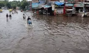 Maharashtra: भारी बारिश ने मचाई तबाही, नदियां उफान पर Maharashtra: भारी बारिश ने मचाई तबाही, नदियां उफान पर