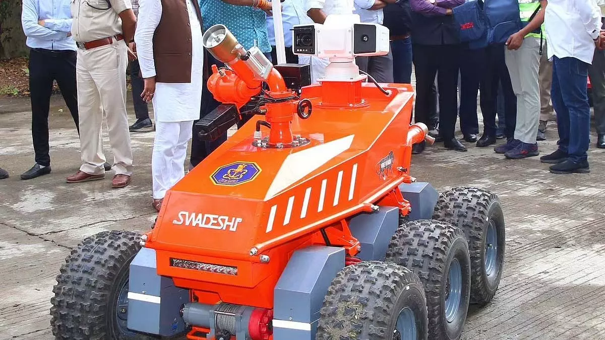 Indore : शहर की संकरी गलियों के लिए रोबोटिक अग्निशमन मशीनें खरीदने पर विचार हो रहा Indore : शहर की संकरी गलियों के लिए रोबोटिक अग्निशमन मशीनें खरीदने पर विचार हो रहा