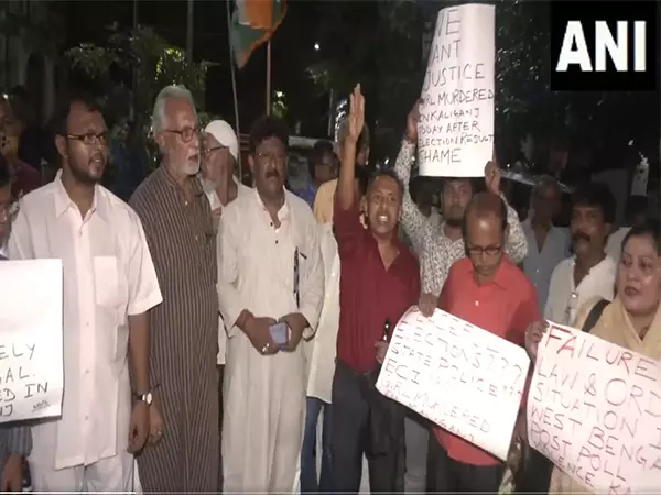 विस्फोट में 13 वर्षीय लड़की की मौत पर कांग्रेस ने Kolkata में विरोध प्रदर्शन किया विस्फोट में 13 वर्षीय लड़की की मौत पर कांग्रेस ने Kolkata में विरोध प्रदर्शन किया