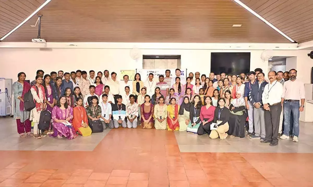 Karnataka: सरकारी स्कूलों के सर्वोच्च शैक्षणिक उपलब्धि प्राप्त करने वालों को सम्मानित किया Karnataka: सरकारी स्कूलों के सर्वोच्च शैक्षणिक उपलब्धि प्राप्त करने वालों को सम्मानित किया