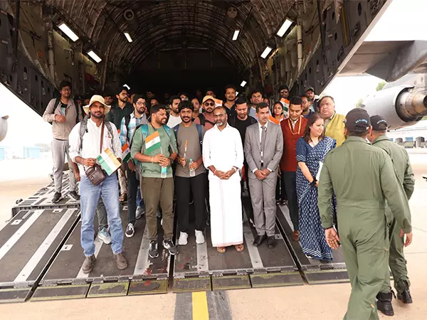 ऑपरेशन सिंधु: इजरायल-ईरान संघर्ष के बीच IAF ने जॉर्डन से 165 भारतीयों को निकाला ऑपरेशन सिंधु: इजरायल-ईरान संघर्ष के बीच IAF ने जॉर्डन से 165 भारतीयों को निकाला