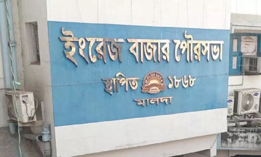 TMC द्वारा संचालित इंग्लिशबाजार नगरपालिका द्वारा कचरा संग्रहण शुल्क लेने पर व्यापारी भड़के TMC द्वारा संचालित इंग्लिशबाजार नगरपालिका द्वारा कचरा संग्रहण शुल्क लेने पर व्यापारी भड़के