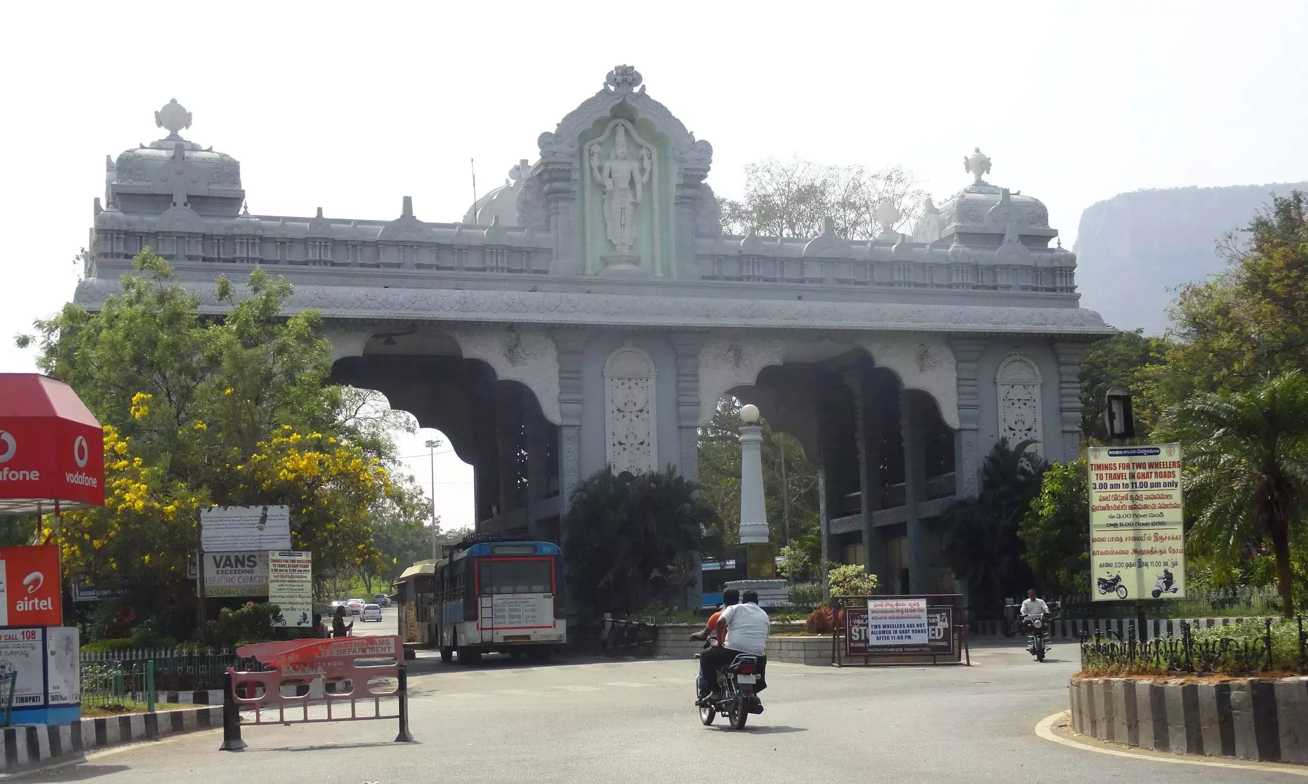 TTD ने तिरुपति एयरपोर्ट-अलीपीरी आर्क के कायाकल्प की योजना तैयार की TTD ने तिरुपति एयरपोर्ट-अलीपीरी आर्क के कायाकल्प की योजना तैयार की