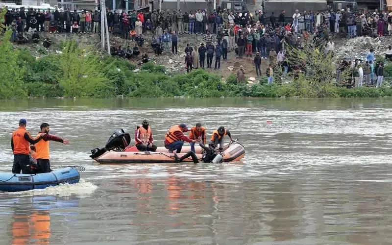 झेलम नदी में डूबे लड़के का पता लगाने के लिए बचाव अभियान शुरू झेलम नदी में डूबे लड़के का पता लगाने के लिए बचाव अभियान शुरू
