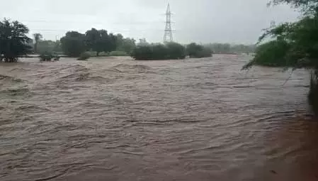 मुंबई से सूरत तक बारिश का कहर: सड़कों पर जलभराव, रायगढ़ में खतरे के निशान को पार हुई कुंडलिका नदी मुंबई से सूरत तक बारिश का कहर: सड़कों पर जलभराव, रायगढ़ में खतरे के निशान को पार हुई कुंडलिका नदी