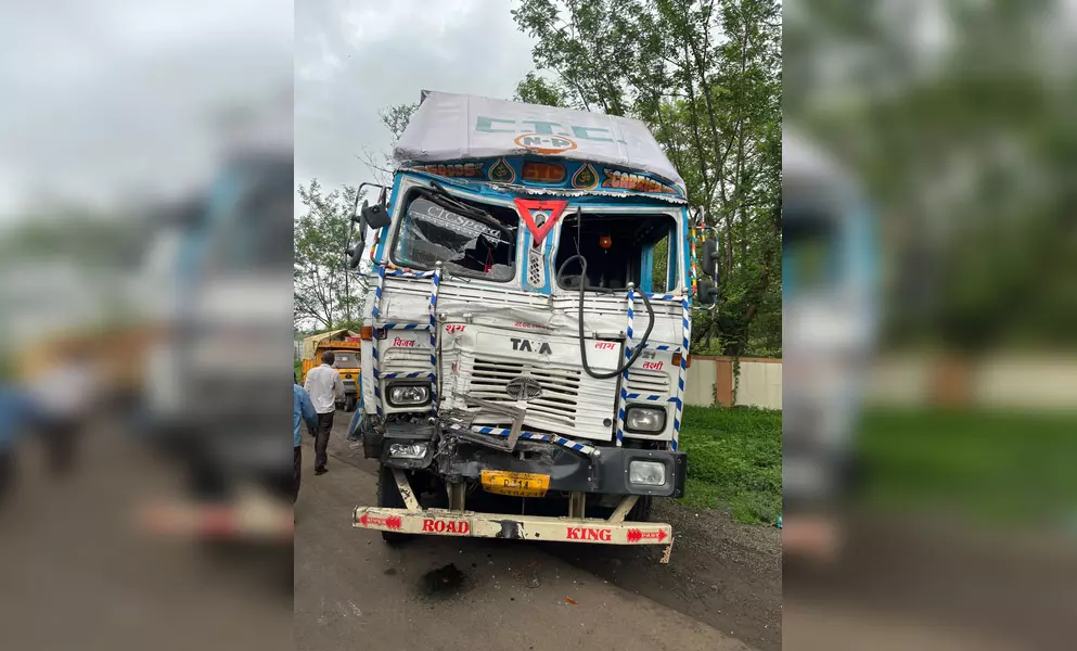 दो ट्रकों की जोरदार भिड़ंत, केबिन में दबने से चालक की मौत, एक घायल दो ट्रकों की जोरदार भिड़ंत, केबिन में दबने से चालक की मौत, एक घायल