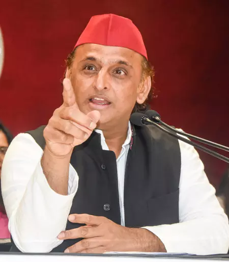 भाजपा विधायक के विवाद से सियासत गरमाई, सपा कांग्रेस ने साधा निशाना भाजपा विधायक के विवाद से सियासत गरमाई, सपा कांग्रेस ने साधा निशाना