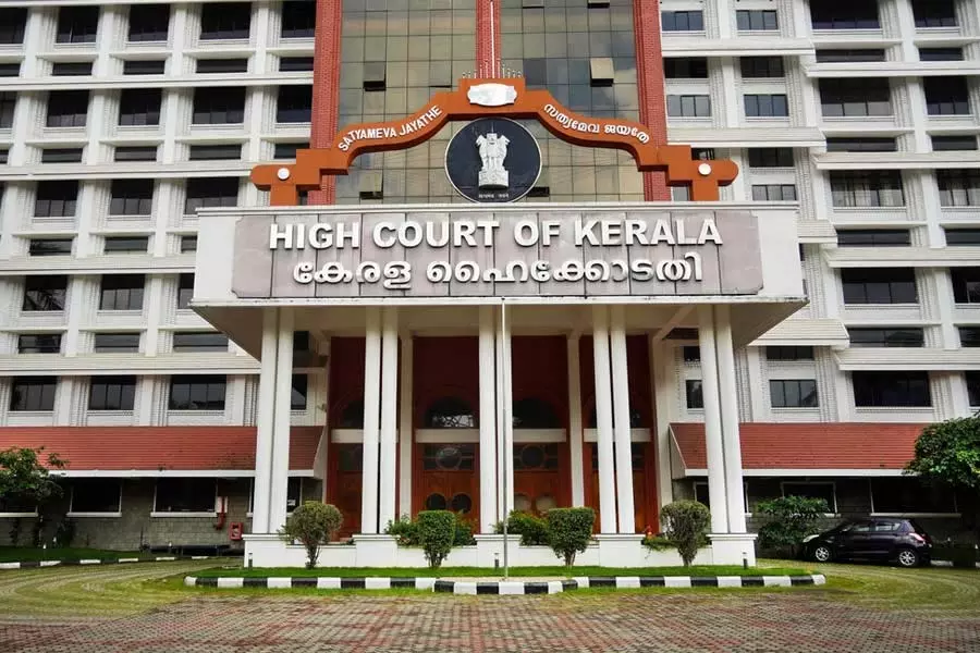 Kerala HC के न्यायाधीशों के लिए 32 नई इनोवा हाईक्रॉस कारों के लिए सरकार ने 9 करोड़ मंजूर किए Kerala HC के न्यायाधीशों के लिए 32 नई इनोवा हाईक्रॉस कारों के लिए सरकार ने 9 करोड़ मंजूर किए