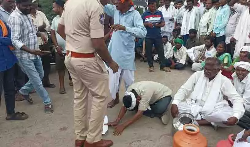 Asifabad में पीने के पानी के लिए हताश होकर आदिवासी पुलिस कर्मियों के पैरों में गिर पड़े Asifabad में पीने के पानी के लिए हताश होकर आदिवासी पुलिस कर्मियों के पैरों में गिर पड़े