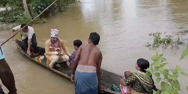 Baripada: गांव में बाढ़ आने पर दूल्हे ने नाव की सवारी की Baripada: गांव में बाढ़ आने पर दूल्हे ने नाव की सवारी की