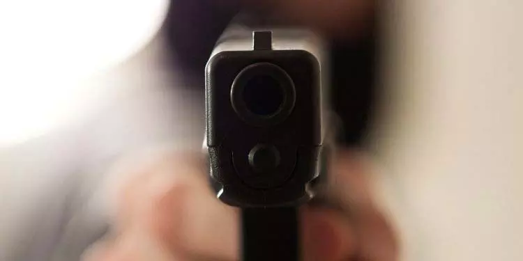 लूटपाट के प्रयास में शराब दुकान के कर्मचारी को बदमाशों ने मारी गोली लूटपाट के प्रयास में शराब दुकान के कर्मचारी को बदमाशों ने मारी गोली
