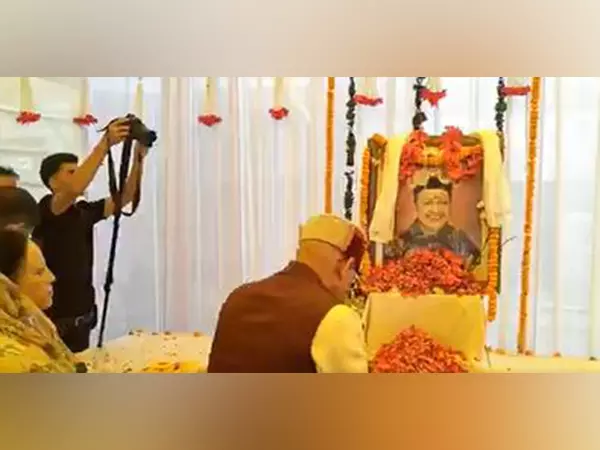 Himachal राज्यपाल पूर्व सीएम वीरभद्र सिंह की चौथी पुण्यतिथि पर श्रद्धांजलि समारोह में शामिल हुए Himachal राज्यपाल पूर्व सीएम वीरभद्र सिंह की चौथी पुण्यतिथि पर श्रद्धांजलि समारोह में शामिल हुए