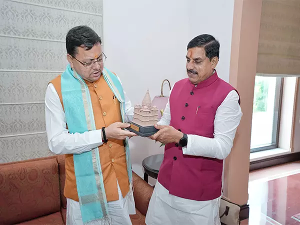 मुख्यमंत्री धामी ने Varanasi में मध्य प्रदेश के मुख्यमंत्री मोहन यादव से मुलाकात की मुख्यमंत्री धामी ने Varanasi में मध्य प्रदेश के मुख्यमंत्री मोहन यादव से मुलाकात की