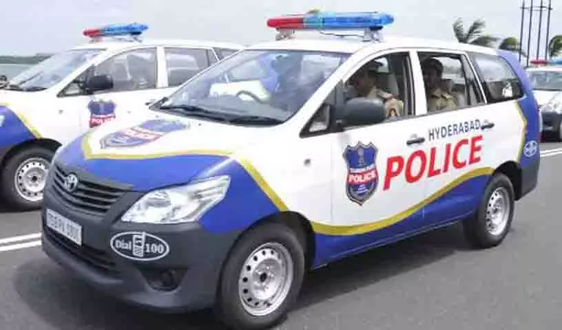 Hyderabad में पुलिस कांस्टेबलों की त्वरित प्रतिक्रिया से यात्री का बैग बरामद Hyderabad में पुलिस कांस्टेबलों की त्वरित प्रतिक्रिया से यात्री का बैग बरामद