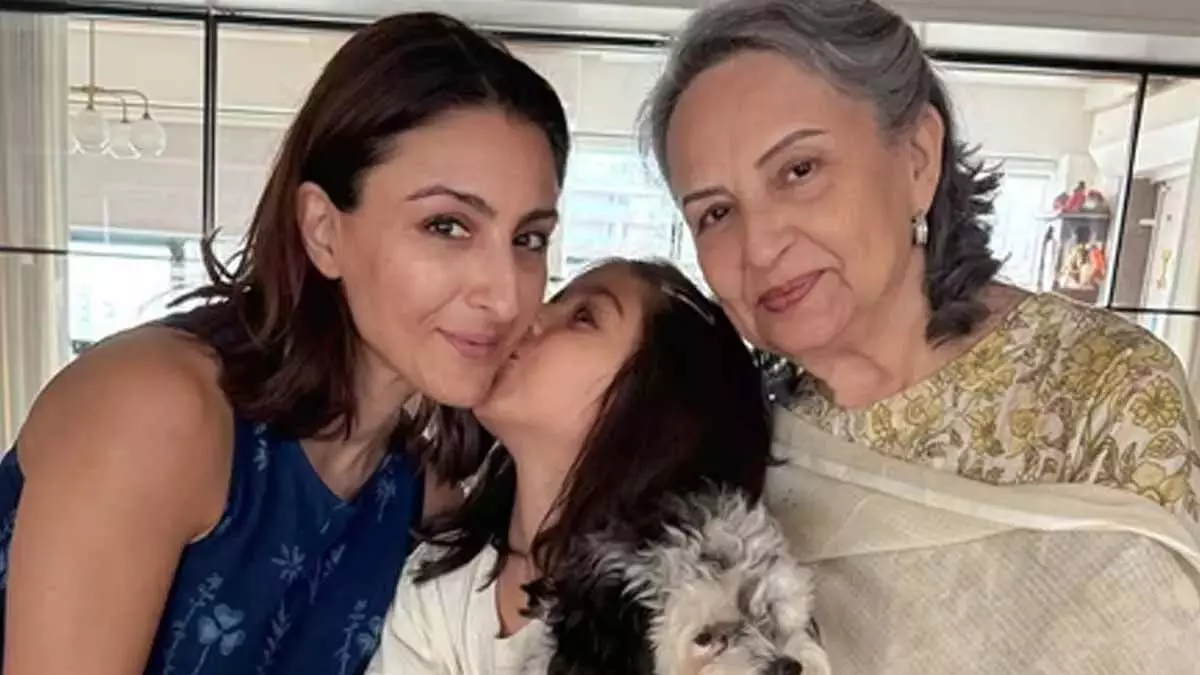 सोहा ने शेयर की ‘तीन पीढ़ियों’ की तस्वीरें: अनमोल जीवन के सबक जो आपको किताबों से नहीं मिल सकते सोहा ने शेयर की ‘तीन पीढ़ियों’ की तस्वीरें: अनमोल जीवन के सबक जो आपको किताबों से नहीं मिल सकते