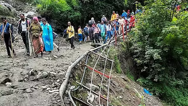 Uttarakhand भूस्खलन में 2 की मौत बचाव अभियान दूसरे दिन भी जारी Uttarakhand भूस्खलन में 2 की मौत बचाव अभियान दूसरे दिन भी जारी