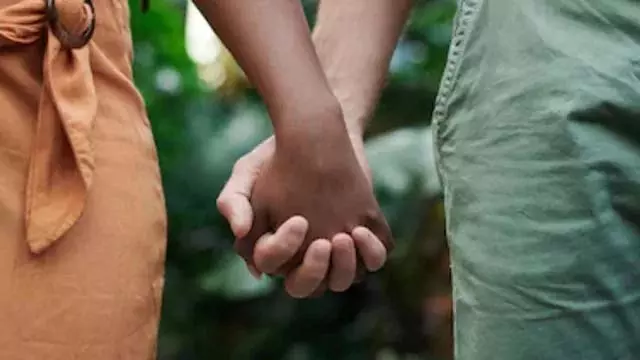 छत से घुसा प्यार में पागल आशिक, UP की ये लव स्टोरी बन गई सनसनी छत से घुसा प्यार में पागल आशिक, UP की ये लव स्टोरी बन गई सनसनी