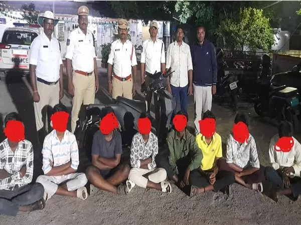 Telangana: एक ही दोपहिया वाहन पर यात्रा करने के लिए आठ लोगों को गिरफ्तार किया गया Telangana: एक ही दोपहिया वाहन पर यात्रा करने के लिए आठ लोगों को गिरफ्तार किया गया