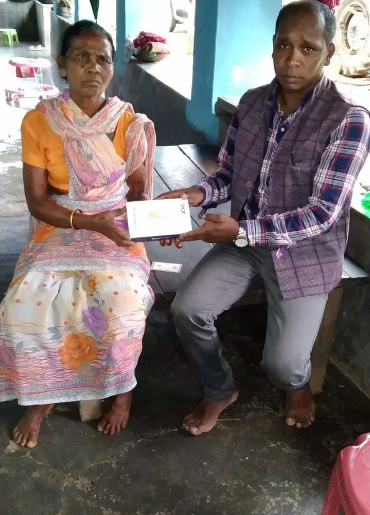 मुख्यमंत्री कैंप कार्यालय की पहल से बुंदा लकड़ा को मिला श्रवण यंत्र मुख्यमंत्री कैंप कार्यालय की पहल से बुंदा लकड़ा को मिला श्रवण यंत्र
