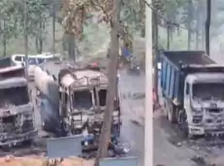 हजारीबाग में हमलावरों ने सड़क निर्माण स्थल पर हमला किया, 7 वाहनों में आग लगाई हजारीबाग में हमलावरों ने सड़क निर्माण स्थल पर हमला किया, 7 वाहनों में आग लगाई