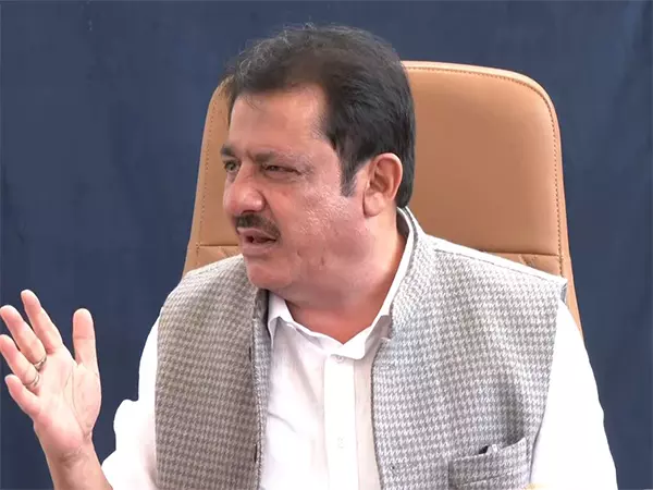 Karnataka मंत्री ज़मीर अहमद खान ने आवास घोटाले के आरोपों का खंडन किया Karnataka मंत्री ज़मीर अहमद खान ने आवास घोटाले के आरोपों का खंडन किया