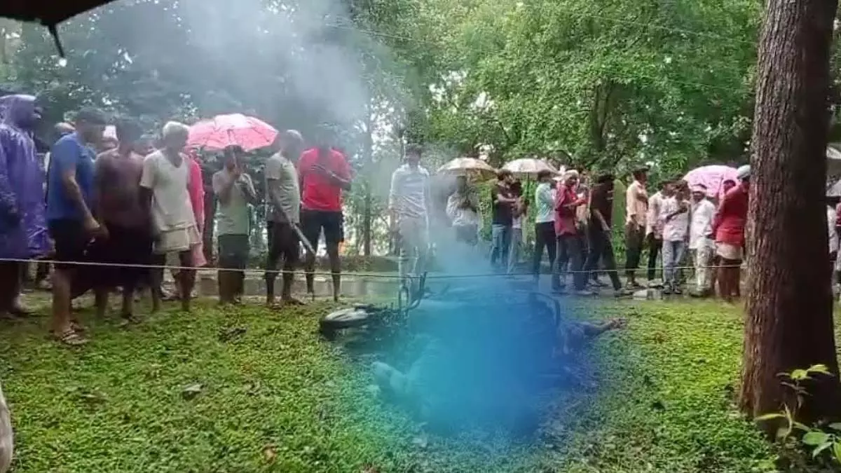 MP: बालाघाट में लटकते बिजली के तार की चपेट में आने से एक ही परिवार के तीन लोग जिंदा जल गए MP: बालाघाट में लटकते बिजली के तार की चपेट में आने से एक ही परिवार के तीन लोग जिंदा जल गए