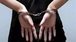 Saharanpur: फर्जी नियुक्ति पत्र के जरिए नौकरी पाने की कोशिश, युवती गिरफ्तार, जांच जारी Saharanpur: फर्जी नियुक्ति पत्र के जरिए नौकरी पाने की कोशिश, युवती गिरफ्तार, जांच जारी