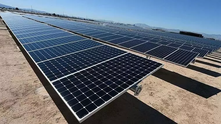 किसानों को दिन में निर्बाध बिजली उपलब्ध कराने के लिए महानिर्मिति 1,071 MW सौर ऊर्जा परियोजनाएं स्थापित करेगी किसानों को दिन में निर्बाध बिजली उपलब्ध कराने के लिए महानिर्मिति 1,071 MW सौर ऊर्जा परियोजनाएं स्थापित करेगी