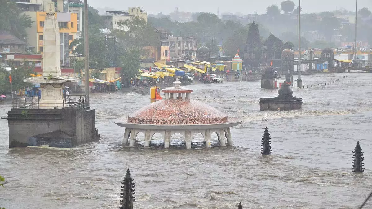 Nashik : गंगापुर बांध से पानी का बहाव चरम पर, गोदावरी नदी में इस मौसम में दूसरी बार बाढ़ Nashik : गंगापुर बांध से पानी का बहाव चरम पर, गोदावरी नदी में इस मौसम में दूसरी बार बाढ़