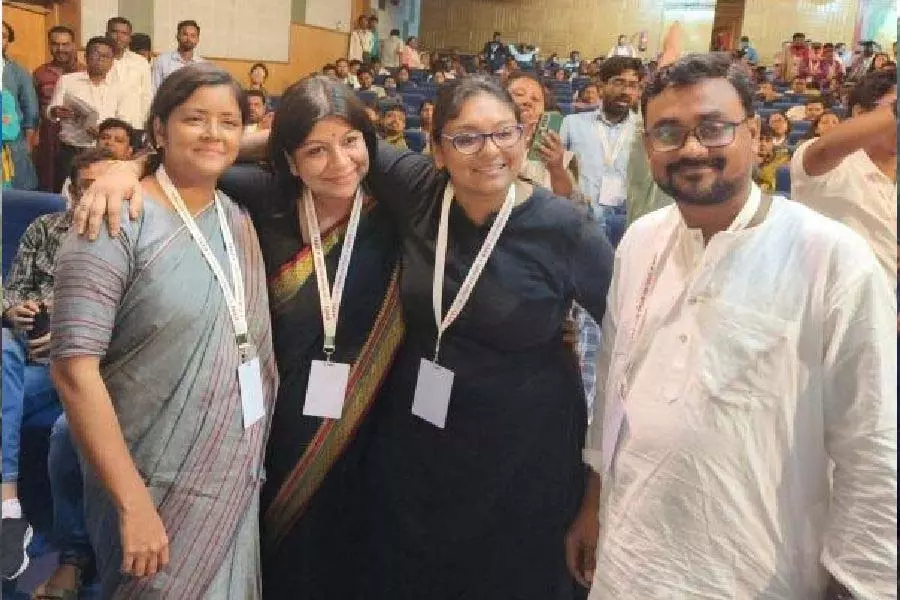 मिनाक्षी मुखर्जी के पद छोड़ने के बाद DYFI के नए सचिव ध्रुब्यज्योति साहा ने पदभार संभाला मिनाक्षी मुखर्जी के पद छोड़ने के बाद DYFI के नए सचिव ध्रुब्यज्योति साहा ने पदभार संभाला